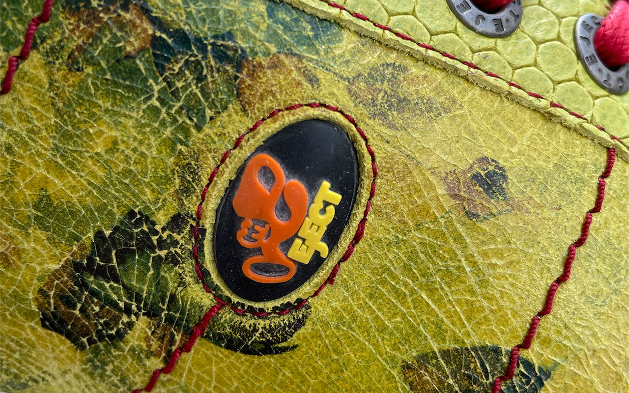 Nahaufnahme: Lederstruktur und Nahtdetails auf dem EJECT Puzzle-Modell