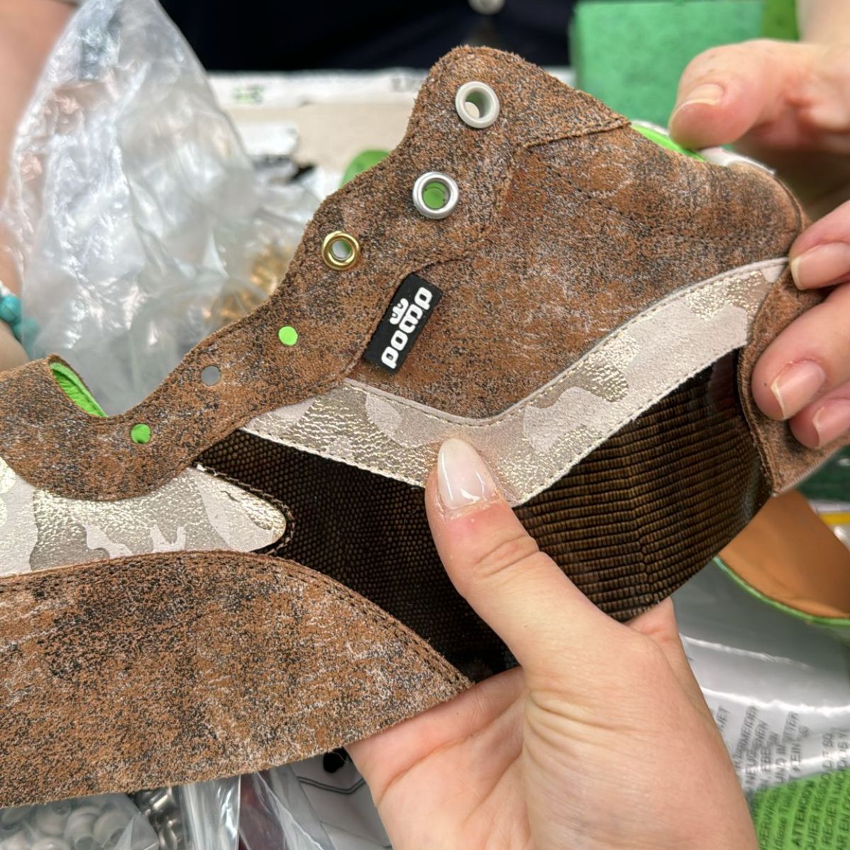Vergleich verschiedener Ösen-Varianten an einem Pomp Schuh in Portugal