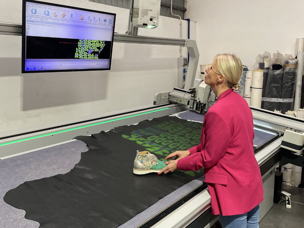 Pomp vor Ort an der Zuschnittmaschine in der Schuhproduktion in Portugal