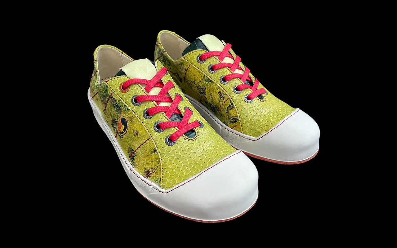 Paar gelber Sneaker EJECT Puzzle – Vorder- und Seitenansicht nebeneinander