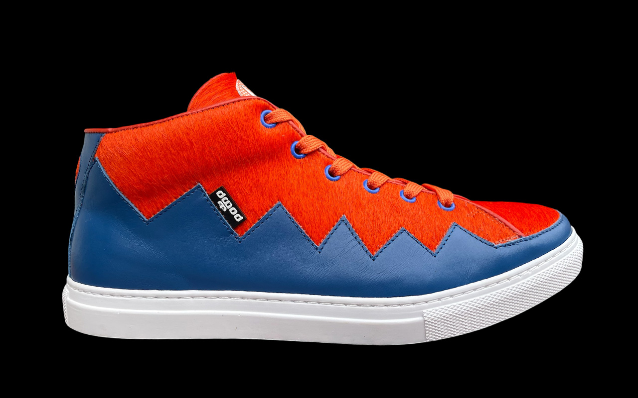 Herren-Sneaker aus Kuhfell in Orange blau, Seitenansicht des rechten Schuhs