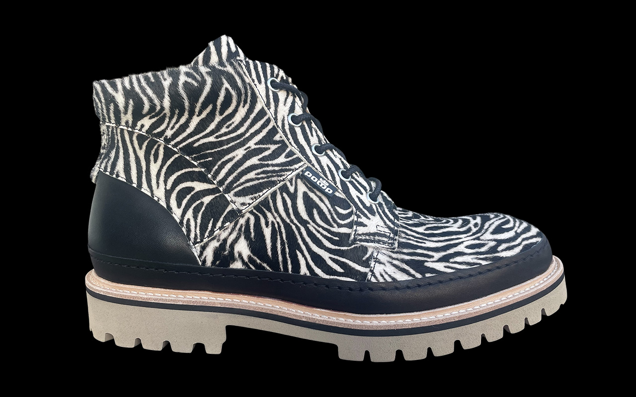 Herren-Boot aus Leder in Zebra schwarz weiss, Seitenansicht des rechten Schuhs