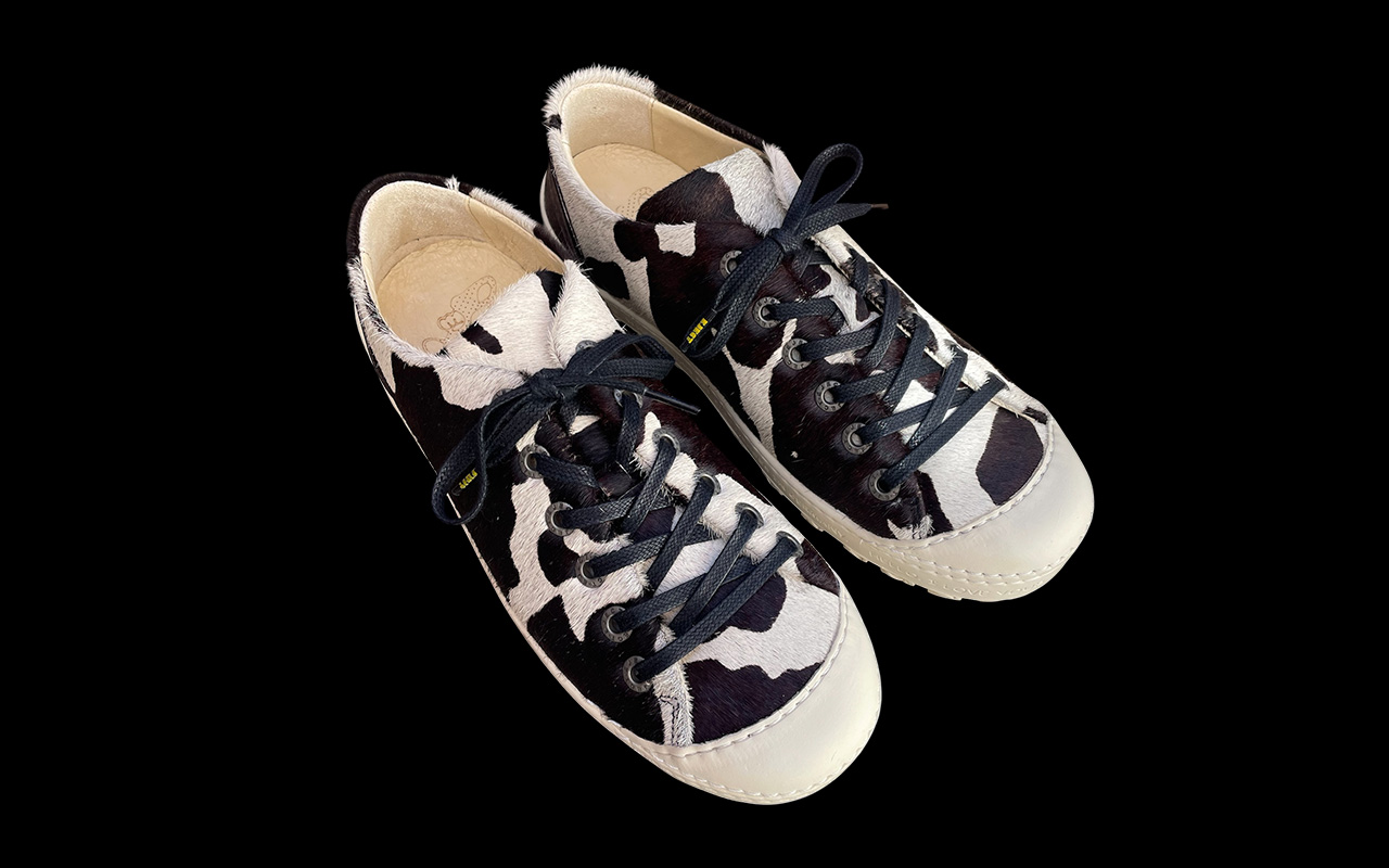 Herren-Sneaker aus Kuhfell in Schwarz-weiss, Paaransicht