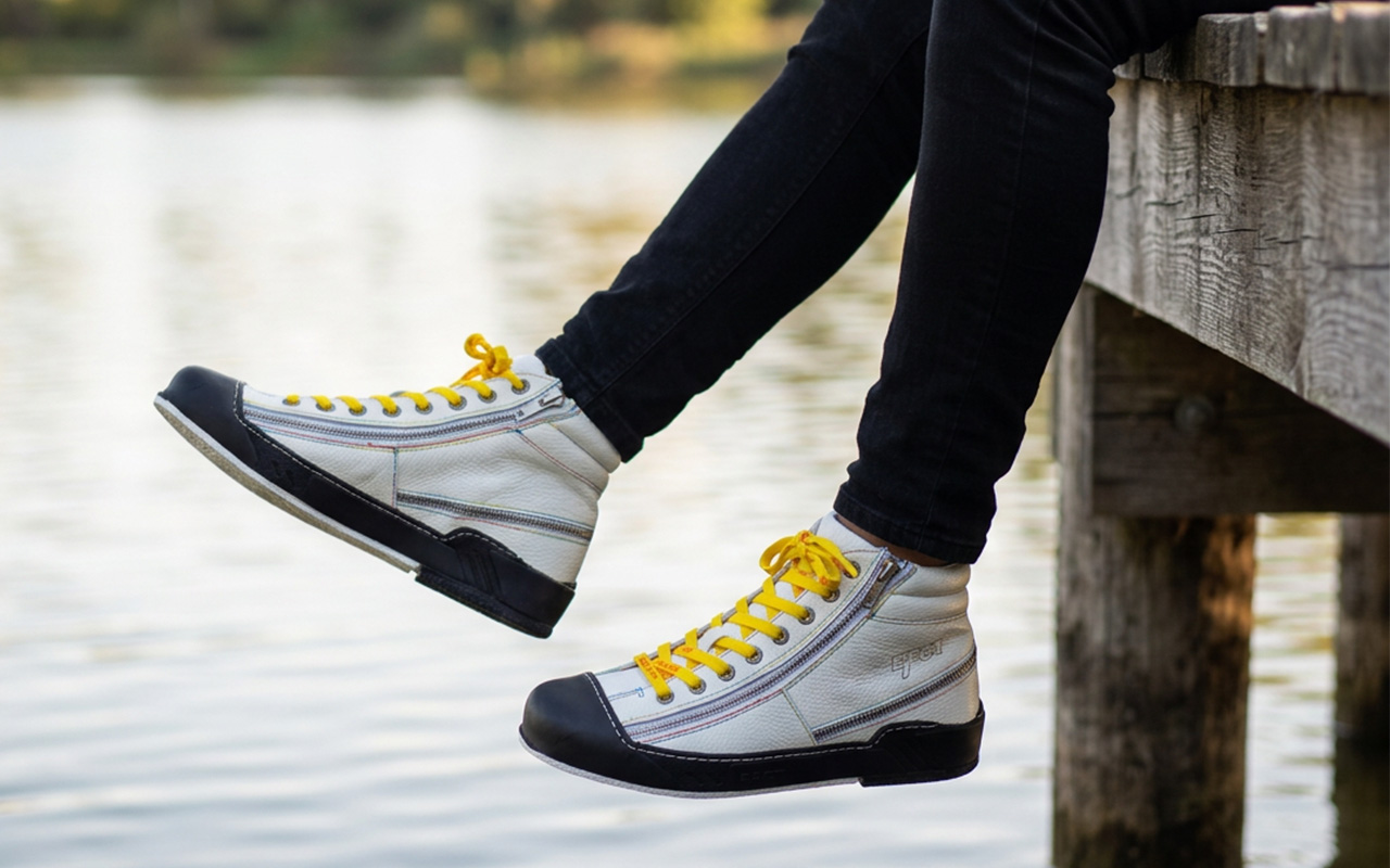 Herren-Sneaker aus Leder in Weiß, am Fuss getragen, zweite Ansicht