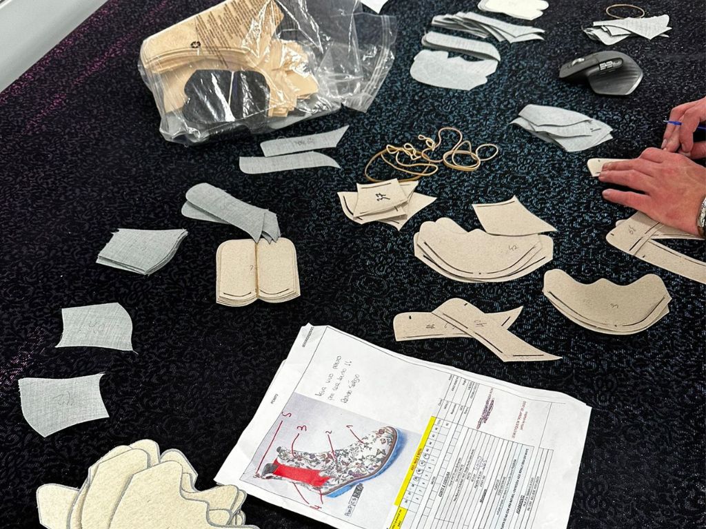 Zugeschnittene Leder-Schnittteile in der Schuhproduktion in Portugal